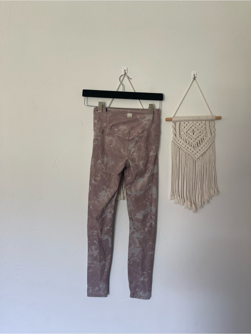 Vuori Clean Elevation Leggings in Dusty Rose & Heather Gray - Picture 3 of 5